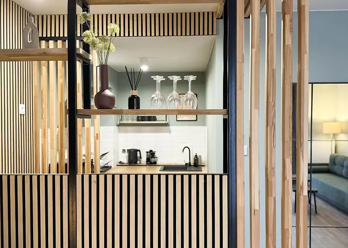 Green Apartment With Balcony - Free Parking