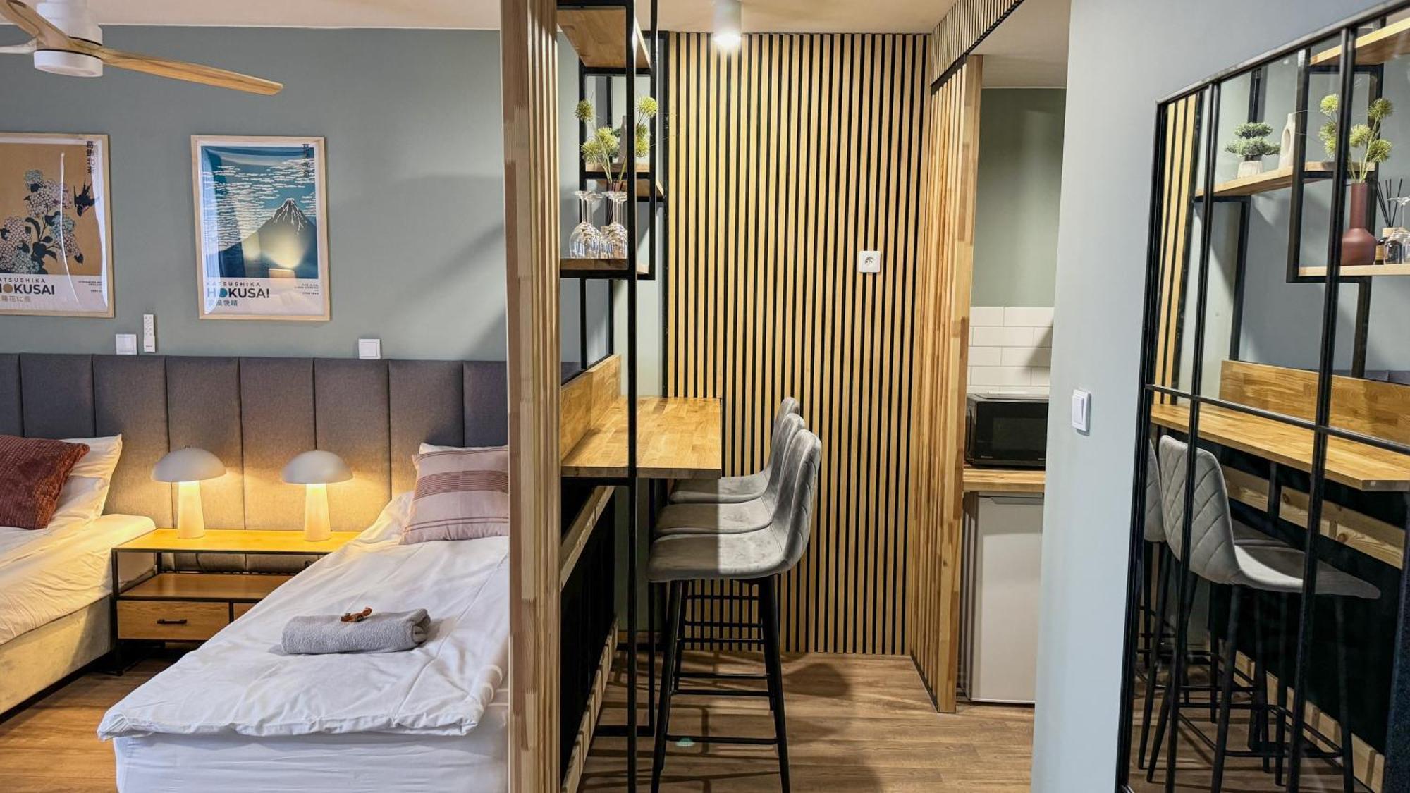 Apartment With Balcony - Free Parking *