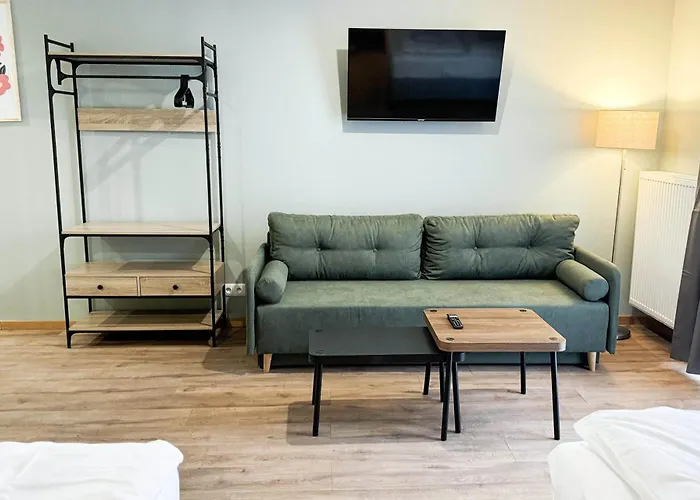 Green Apartment With Balcony - Free Parking